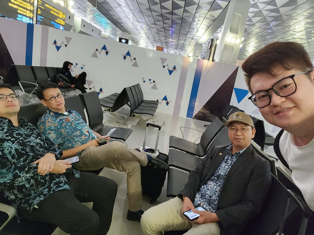 Tuaran Datuk Seri Wilfred Madius Tangau, Dr Kelvin Yii Lee Wuen, Lee Chean Chung and Wong Chen have been stranded at the Jakarta airport for over 20 hours. — Picture courtesy of Facebook/Kelvin Yii Lee Wuen