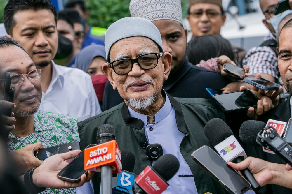 PAS president Tan Sri Abdul Hadi Awang today asserted that the Opposition bloc has a ‘right’ to make plans that can topple the government of the day. — Picture by Hari Anggara