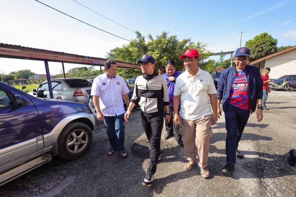 Johor Menteri Besar Datuk Onn Hafiz Ghazi (centre) visiting Batu Pahat to monitor the flood situation on March 6, 2023. — All pictures via Facebook.com/OnnHafizGhazi