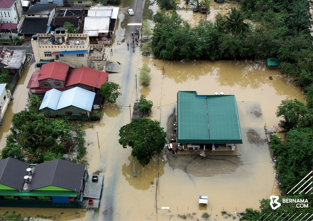 The Royal Malaysian Navy has deployed its personnel from the KD Sultan Ismail in Pengerang to help flood victims in Segamat. — Picture via Twitter/Bernama