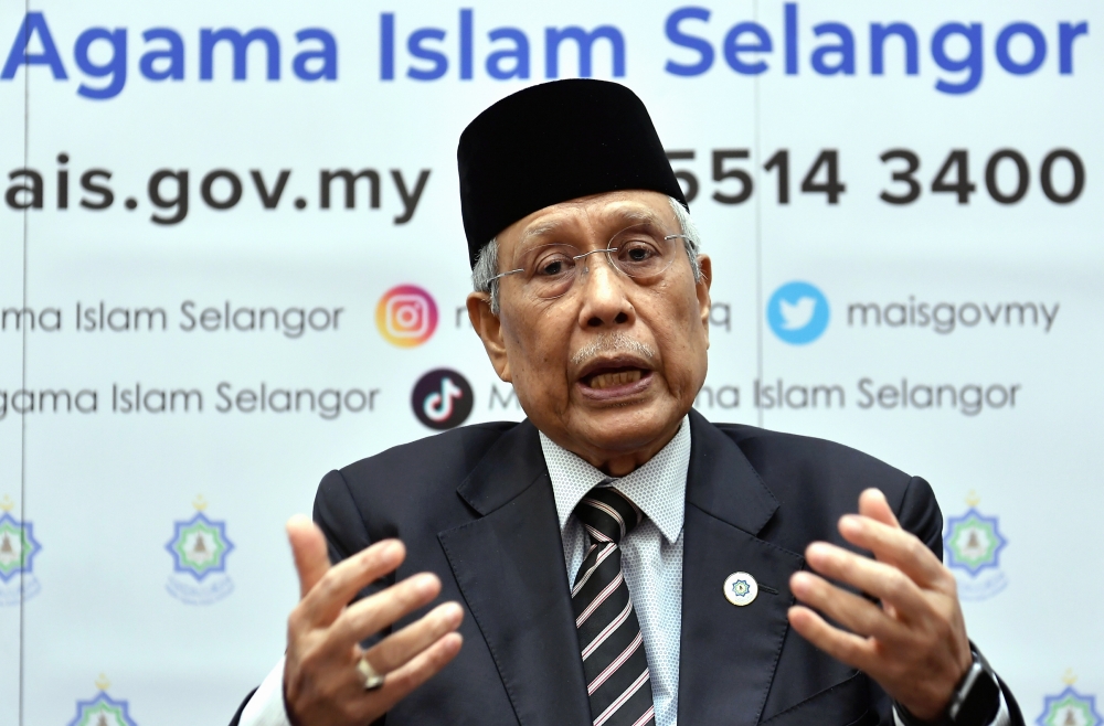 Selangor Islamic Religious Council (Mais) chairman Tan Sri Abdul Aziz Mohd Yusof said the state recorded 1,617 polygamous marriages without permission from 2019 until last year. — Bernama pic