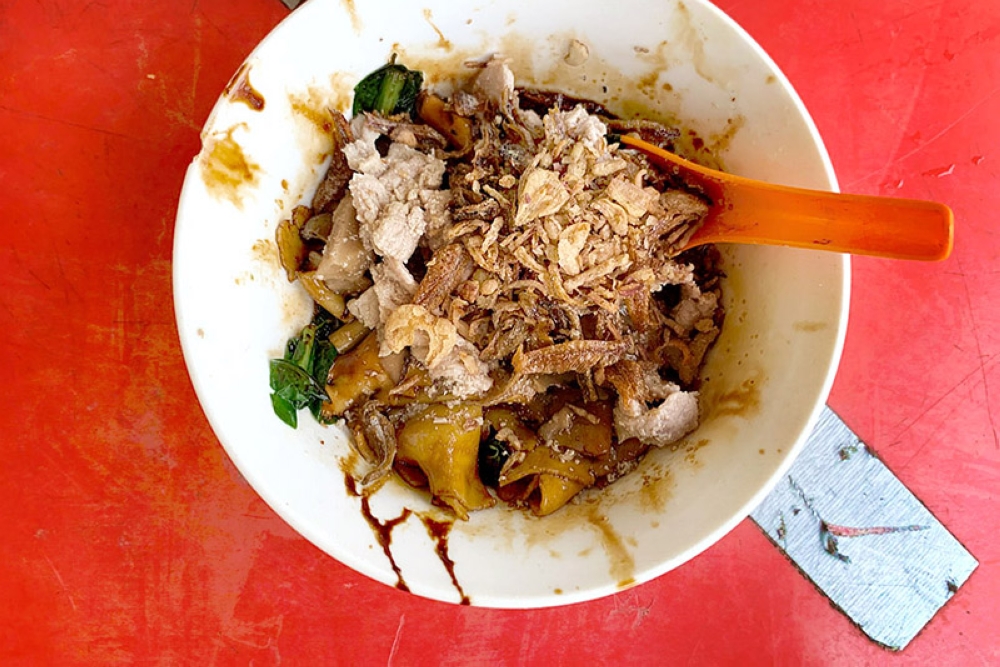 Dry sauced 'min fan koh' or hand-torn noodles.