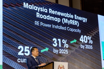 Nik Nazmi: Putrajaya mulling lifting ban on renewable energy