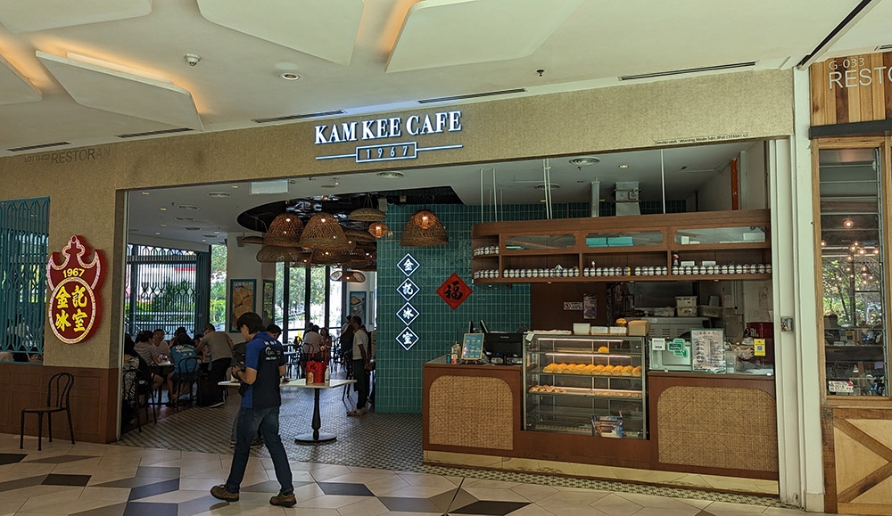 You can't miss it when you walk by: everything from the walls, and the floor to the glow emitted by the pineapple buns are a sight for sore eyes in a mall.