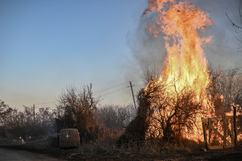 White phosphorus munitions were fired yesterday from Russian positions on an uninhabited area by the town of Chasiv Yar in eastern Ukraine, AFP journalists saw. — AFP pic