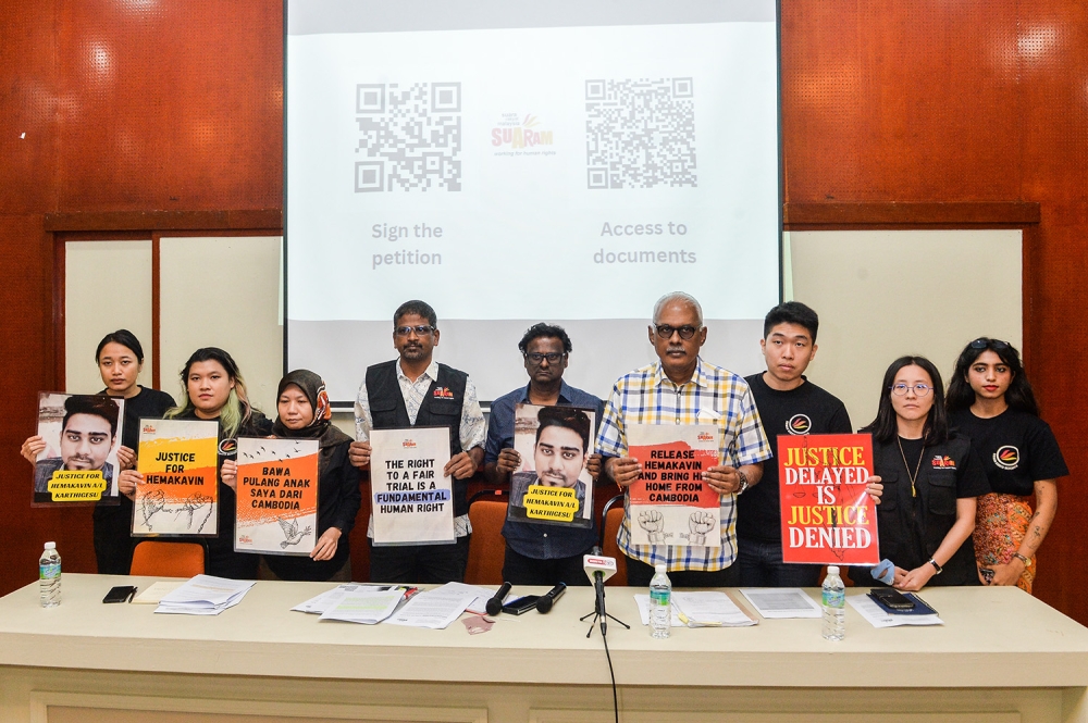 Hemakavin’s father, Karthigesu Muniyandy (centre), during a press conference in Kuala Lumpur March 15, 2023. — Picture by Miera Zulyana