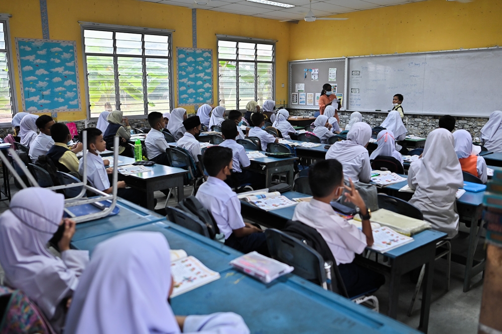 School student start first day school at Sekolah Kebangsaan Jalan Kebun January 3, 2023. — Picture by Miera Zulyana