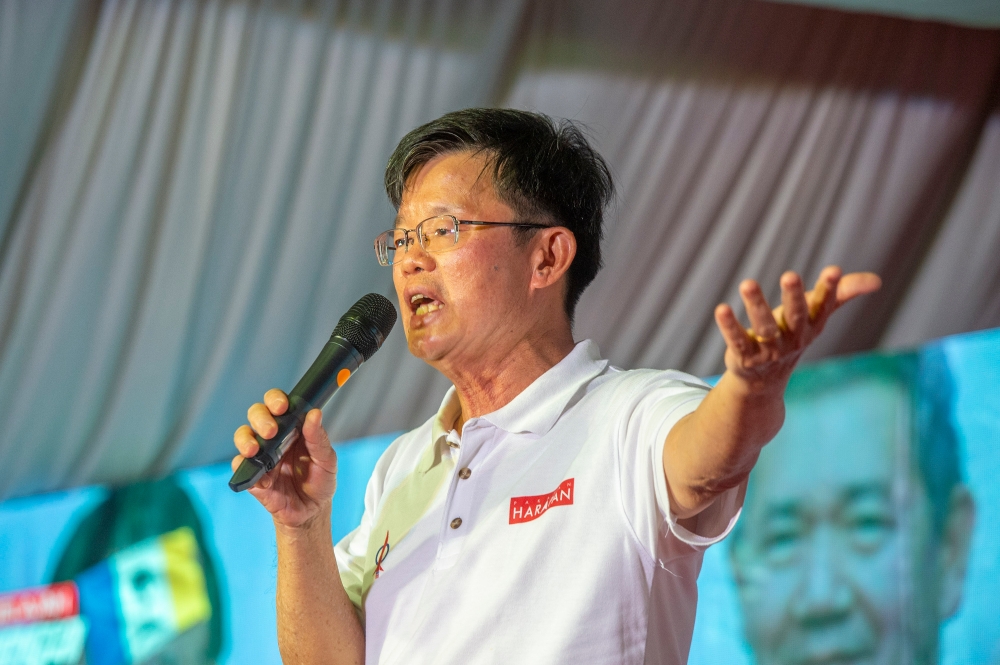 Penang PH chairman Chow Kon Yeow said he received a directive from the coalition’s top leadership yesterday to start negotiations with BN. — Picture by Shafwan Zaidon