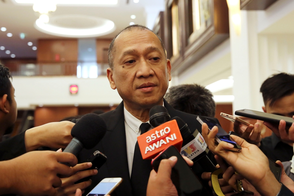 Datuk Seri Nazri Aziz said the authorities should not hesitate to investigate Tun Dr Mahathir Mohamad over his remarks out of deference for the former prime minister. — Picture by Yusof Mat Isa