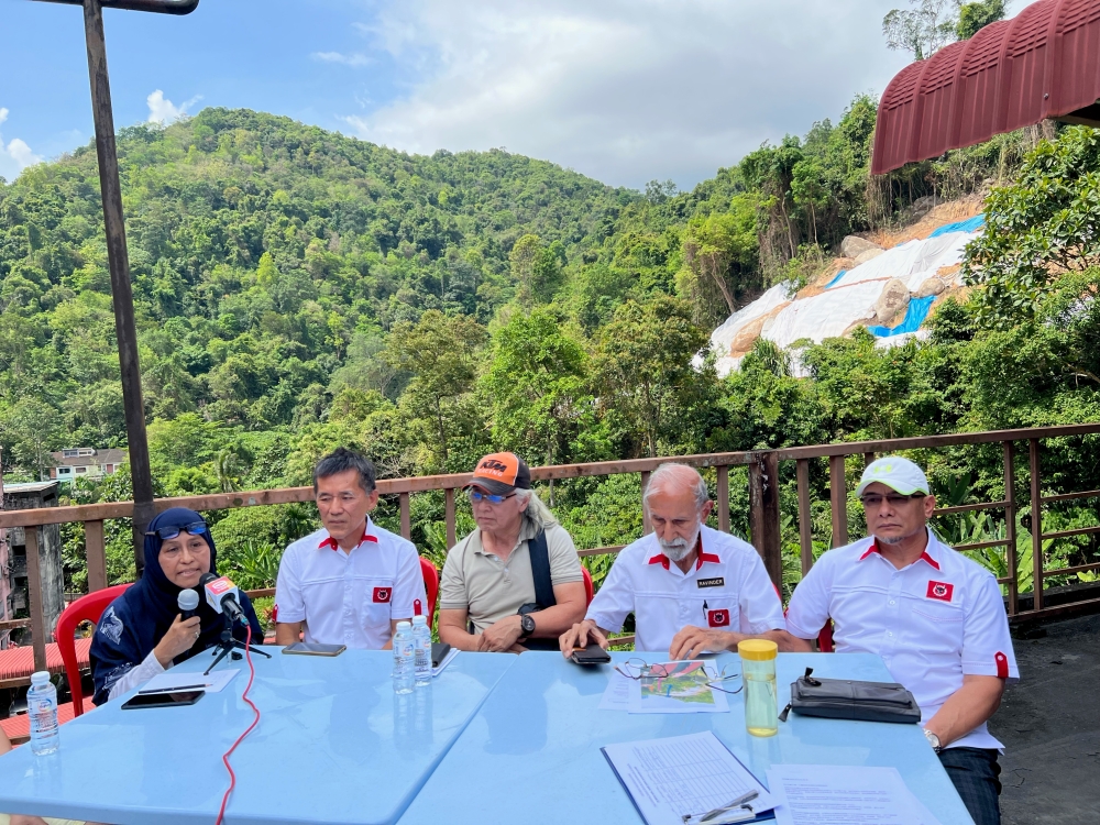 Jay Series residents committee chairman Lam Tak Keong (centre) holds a joint press conference with Parti Rakyat Malaysia leaders Rosni Rashid (left) and Ravinder Singh (2nd right). The highway project is in the background.