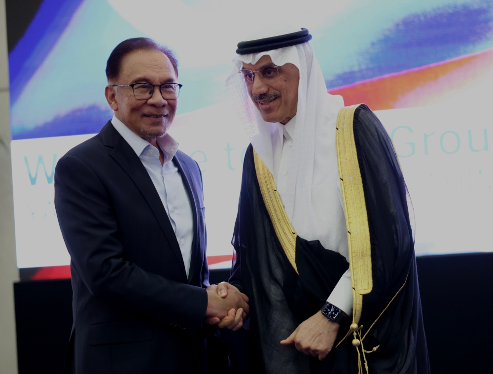 File photo of Prime Minister Datuk Seri Anwar Ibrahim (left) and the Chairman of the Islamic Development Bank Group, Dr. Muhammad Al Jasser at the Islamic Development Back headquarters in Jeddah, Saudi Arabia, March 23, 2023. — Bernama pic