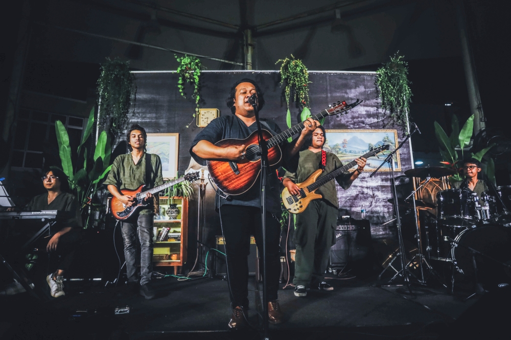 Amir Jahari performing at the Hasrat music showcase at Dataran Karyawan, Finas on March 18. — Picture by Hari Anggara.