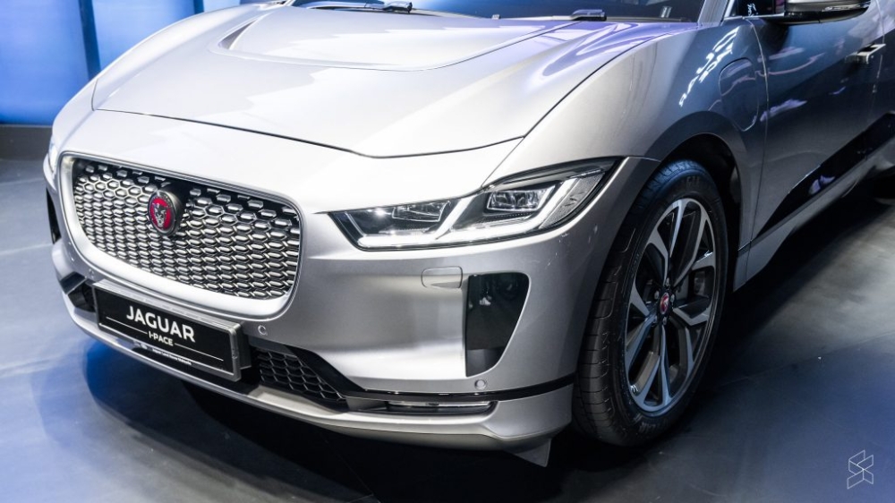 The I-Pace’s rakish looks and low-slung roofline give it the appearance of a long hatchback, with a comparatively low height of 1,566mm. — SoyaCincau pic