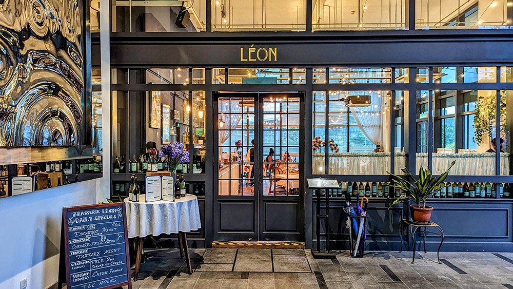 The storefront at Brasserie Léon: you honestly don't feel like you're in the middle of a tropical city! – Pictures by Ethan Lau