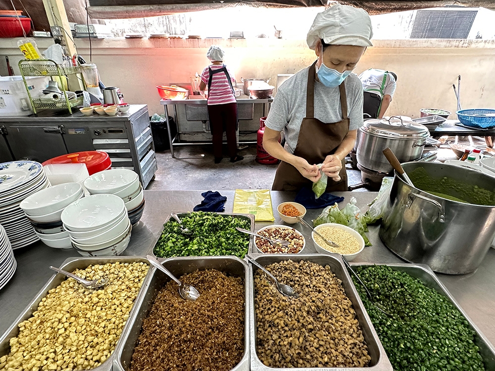 Look for the counter at the side for 'lui cha' that is served on Fridays.