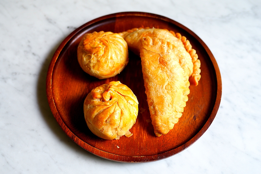 Other popular snacks are the vegetarian 'siu pau' and curry puffs as the pastry is light and flaky.