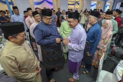 PM Anwar breaks fast with Cabinet members, 1,000 guests at Seri Perdana ...