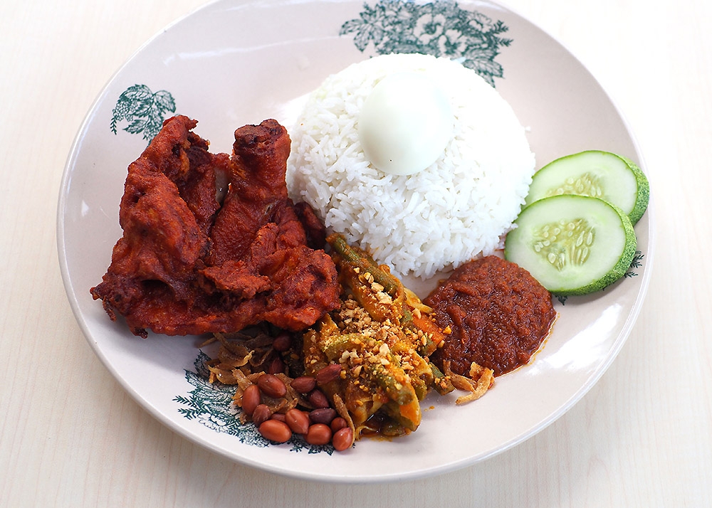 You can enjoy 'nasi lemak', Nyonya 'achar' and 'sambal' with a choice of 'belacan' fried chicken or curry chicken here.