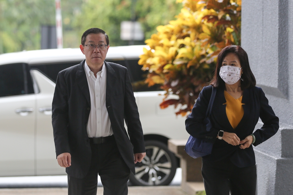 Former Penang chief minister Lim Guan Eng and wife Betty Chew arrive at the Kuala Lumpur High Court Complex April 5, 2023. ― Picture by Yusof Mat Isa