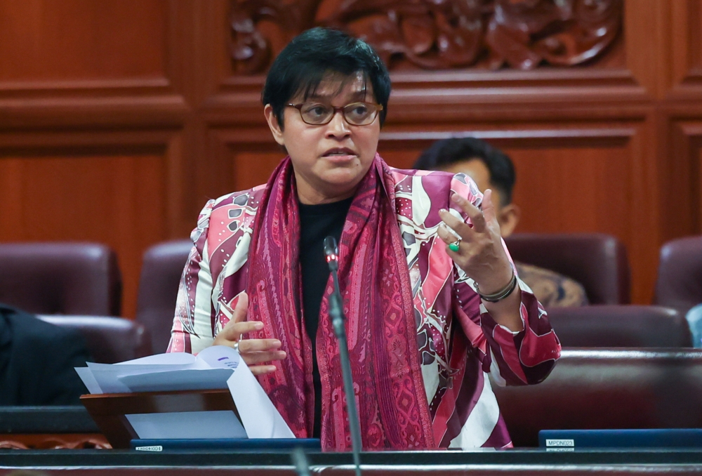 Azalina said that the federal government abided by the principle that the judiciary has the authority and that the judiciary exercises its powers independently of the executive and the legislature under the doctrine of separation of powers. — Bernama pic