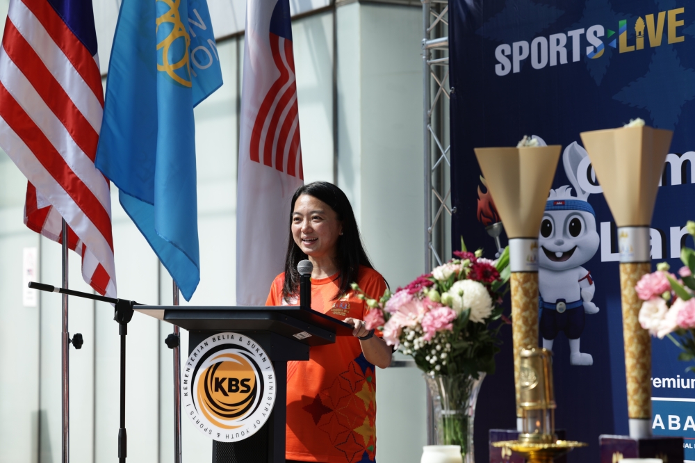  Youth and Sports Minister Hannah Yeoh  deliver her speech during a torch relay events in conjunction of the Cambodia 2023 South-east Asian Games at Ministry of Youth and Sports in Putrajaya April 11, 2023. — Bernama pic