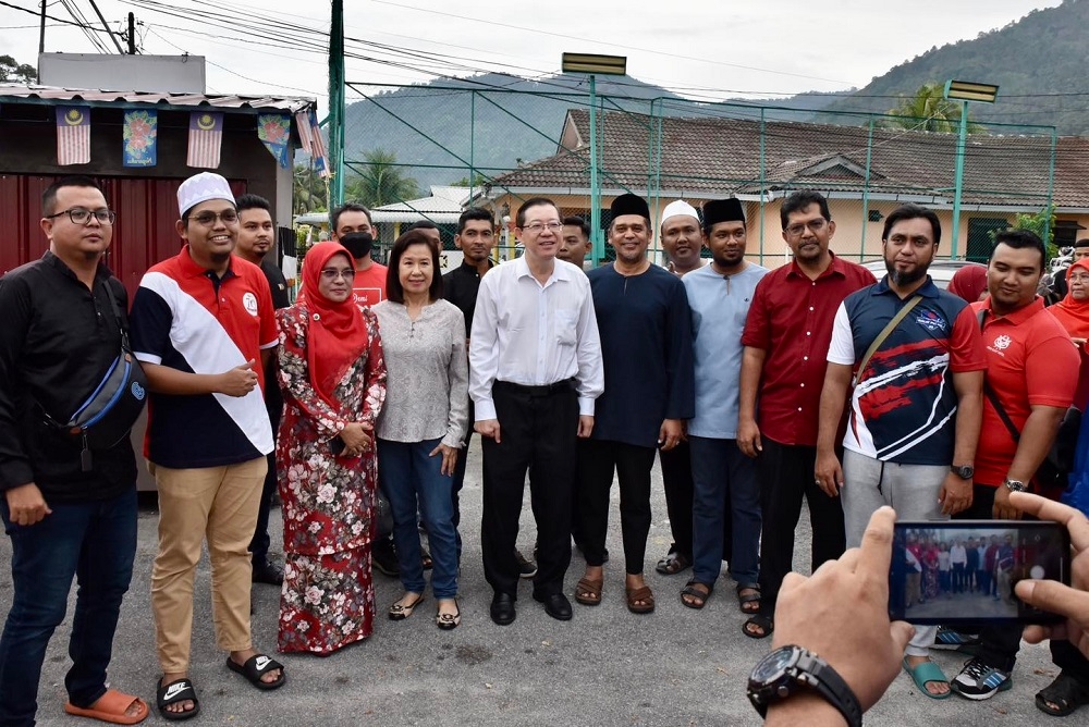 DAP chairman Lim Guan Eng and his wife Betty Chew pose for a picture during Umno’s Balik Pulau division porridge distribution and breaking fast event in Penang April 11, 2023. — Picture via Facebook/Lim Guan Eng