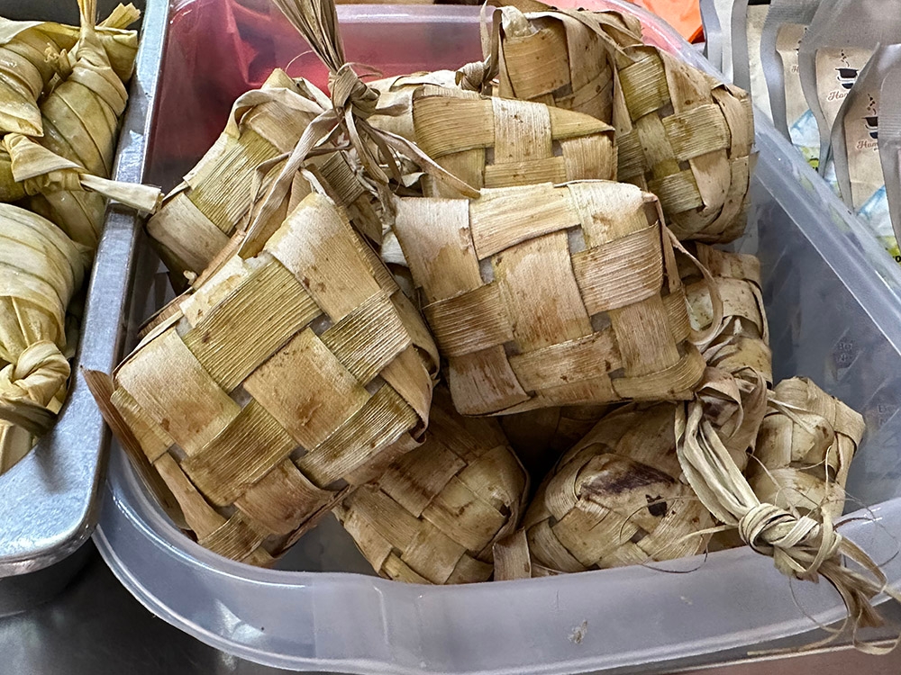 There's traditional 'ketupat' and 'ketupat daun palas' sold here too.