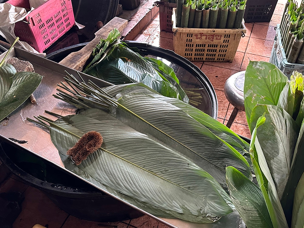 Unlike other sellers who use banana leaf, they use 'daun lerek' to encase the glutinous rice with 'santan' to prevent it from sticking to the bamboo cylinder.