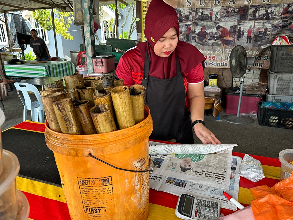 You get to choose which size of 'lemang' you want and they will chop it so it can be pried open at home.