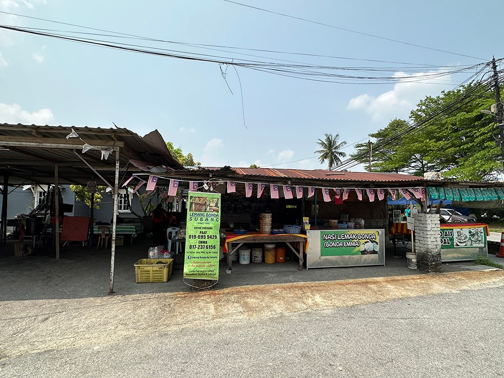 Find this stall in Kampung Melayu Subang that sells a popular 'lemang' and 'nasi lemak'.