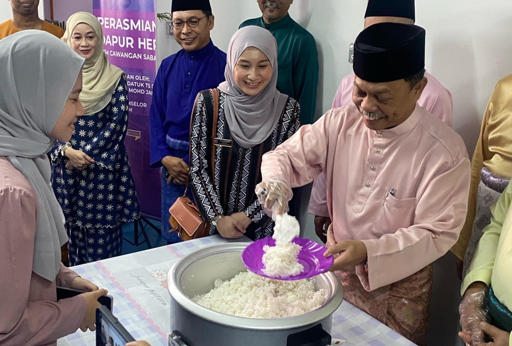 Deputy Higher Education Minister Datuk Mohammad Yusof Apdal dishes out rice at the Universiti Teknologi Mara (UiTM) Kota Kinabalu campus on April 15, 2023. — Picture by Julia Chan