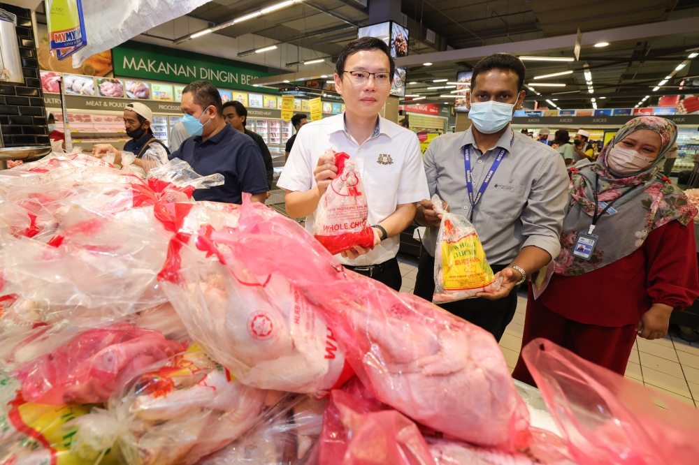 State Investment, Trade and Consumer Affairs Committee chairman Lee Ting Han said the Domestic Trade and Cost of Living Ministry had opened investigation papers including looking at invoices for the sale of chicken to the retailers involved. — Bernama pic