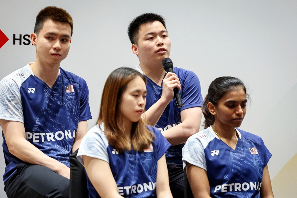 Malaysia Badminton team Aaron Chia (2nd right), Soh Wooi Yik (left), Pearly Tan (2nd left), and Thinaah Muralitharan (right) in a sharing session with media at Petronas Akedemi Badminton Malaysia in Kuala Lumpur April 17, 2023. — Bernama pic