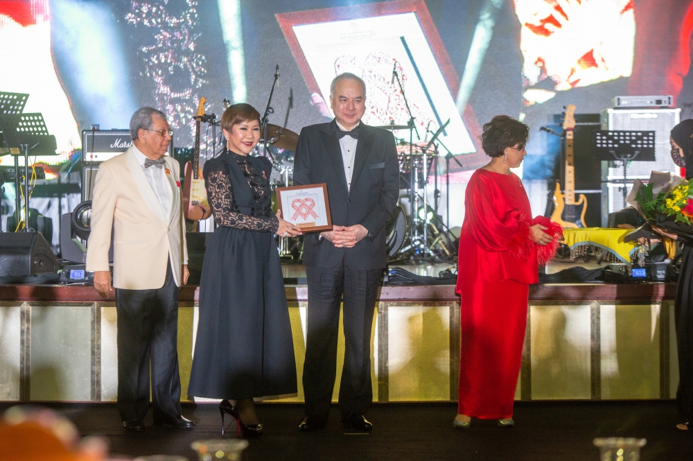 Datuk Seri Jessy Lai (second from left) receiving the MAF Philanthropic Excellence Award from the Sultan of Perak, Sultan Nazrin Shah. — Photo by Shafwan Zaidon