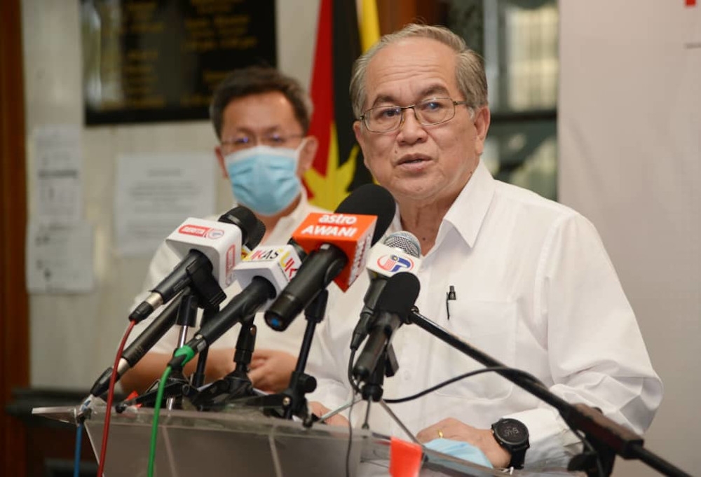 SDMC chairman Datuk Douglas Uggah says the Air Pollutant Index (API) for Sarawak has seen unhealthy levels with readings at 50 and above in the past few days. — Picture courtesy of Sarawak Public Communications Unit (Ukas)