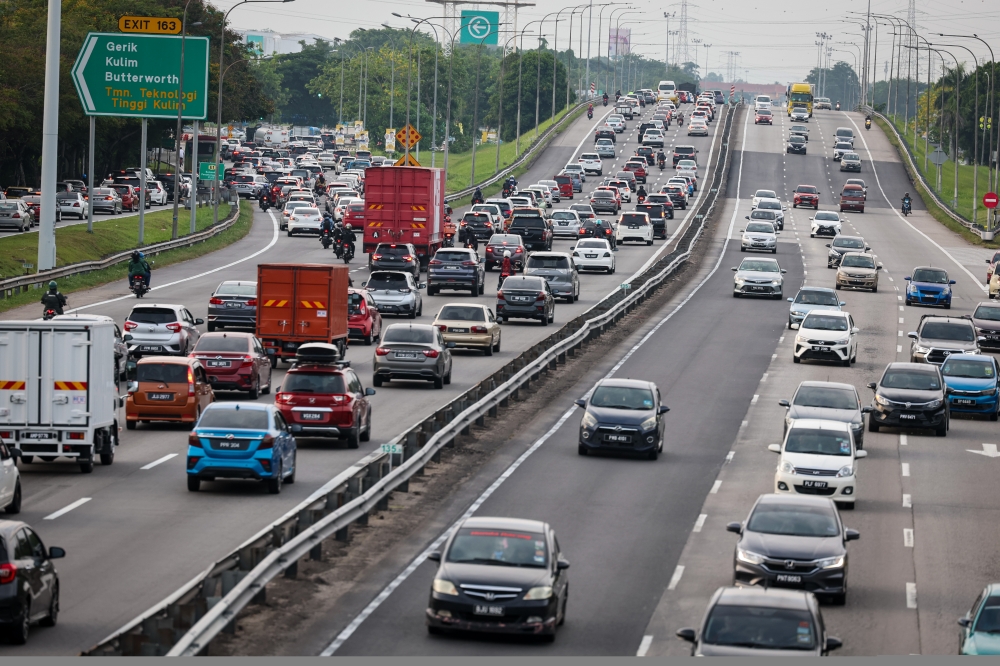 A spokesman of the Malaysian Highway Authority (LLM) when contacted said as at 9am, traffic heading to the north is clear even though traffic at two locations namely from Slim River to Sungkai and from Tapah to Gopeng is slow moving. ― Bernama pic