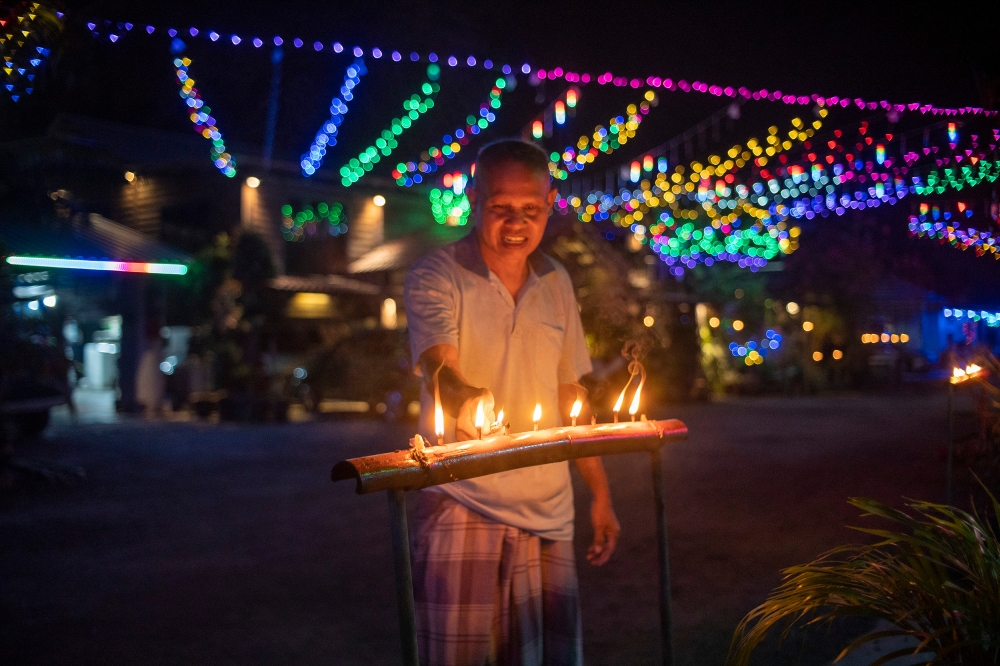 Nothing like twinkling lights to the festive atmosphere. — Picture by Shafwan Zaidon