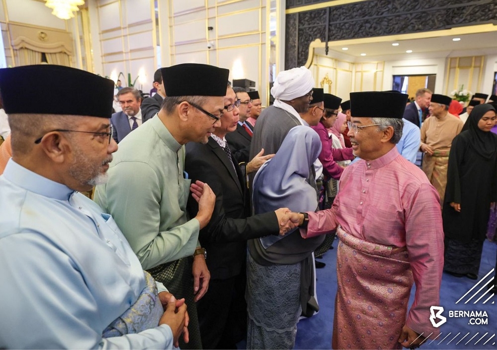 Yang di-Pertuan Agong Al-Sultan Abdullah Ri’ayatuddin Al-Mustafa Billah Shah greets guests during the Hari Raya Aidilfitri gathering at Istana Negara, April 22, 2023. ― Picture via Twitter/bernamadotcom