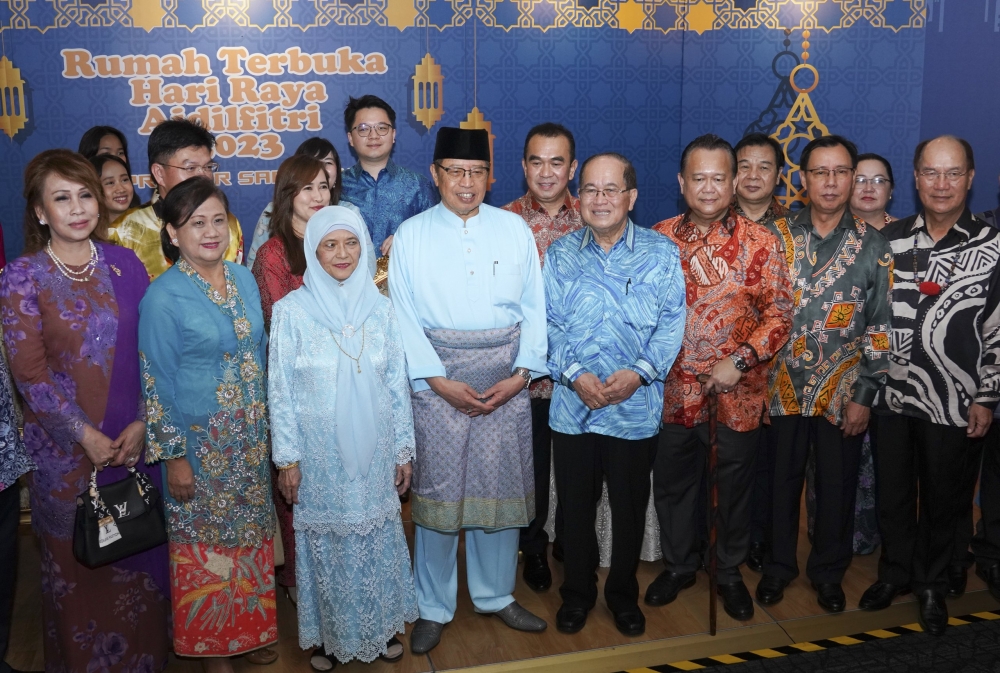 Uggah (4th right) and other Dayak leaders from Parti Pesaka Bumiputera Bersatu in a group photo with Abang Johari and wife— Picture by Chimon Upon/Borneo Post