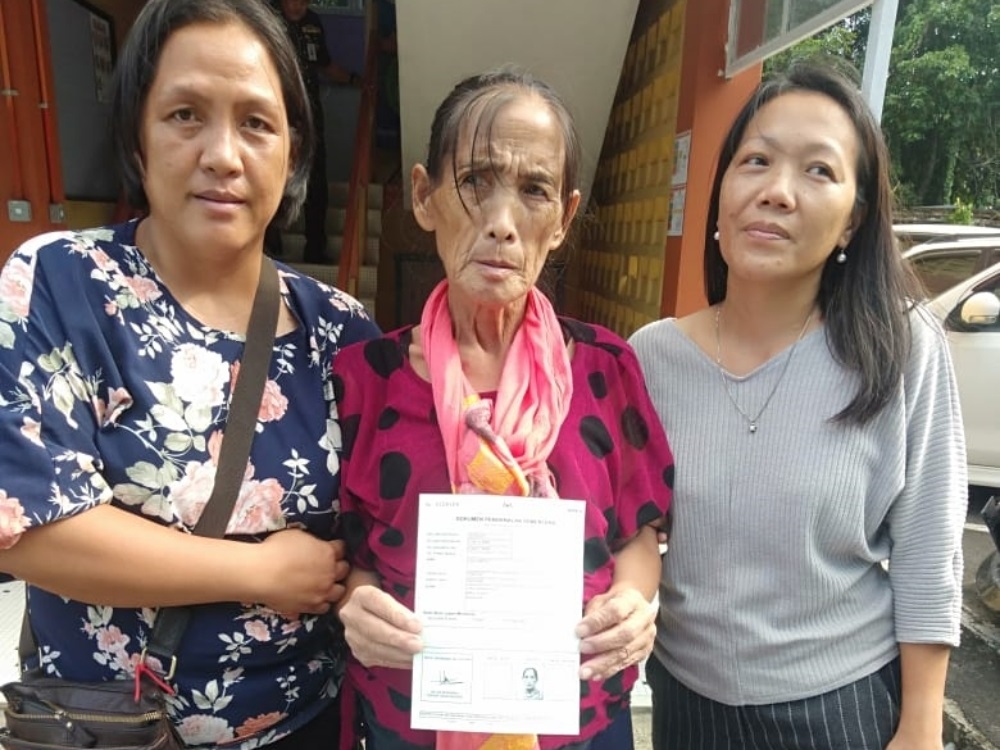 Lina holds the temporary identification document issued by JPN in Lawas on April 13, 2023 with her daugher Ruran Lukas (left) and Agnes. ― Borneo Post pic