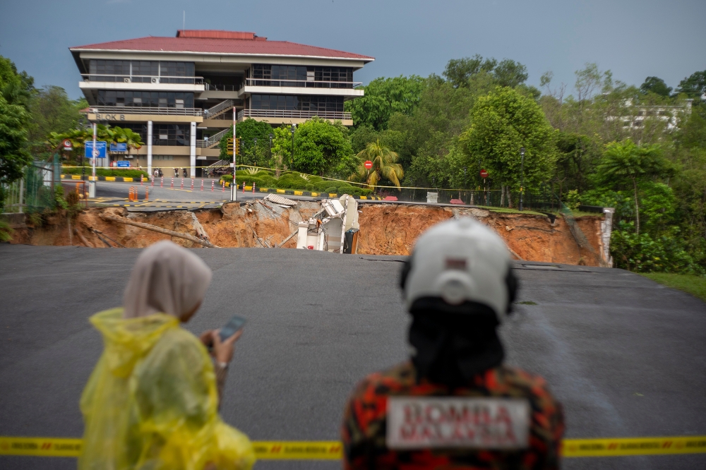 A view of the andslide in front of Malaysian Anti-Corruption Academy (Maca) and Malaysian Institute of Integrity (IIM) resulting in the collapse of a command post at Persiaran Tuanku Syed Sirajuddin April 25, 2023. — Picture by Shafwan Zaidon