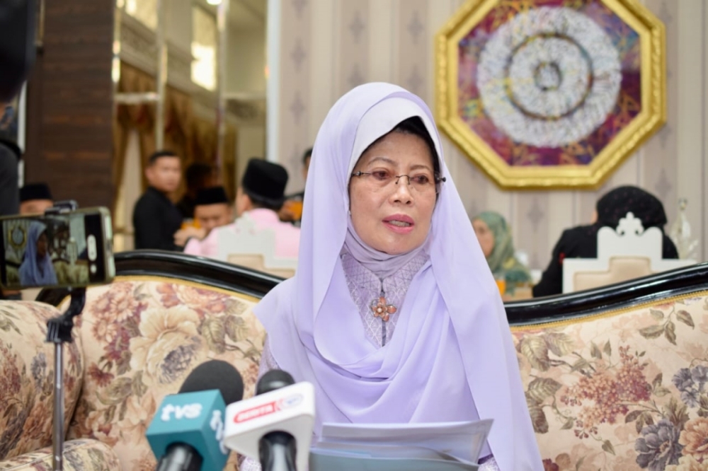 Dato Sri Fatimah Abdullah speaks to reporters. — Borneo Post pic