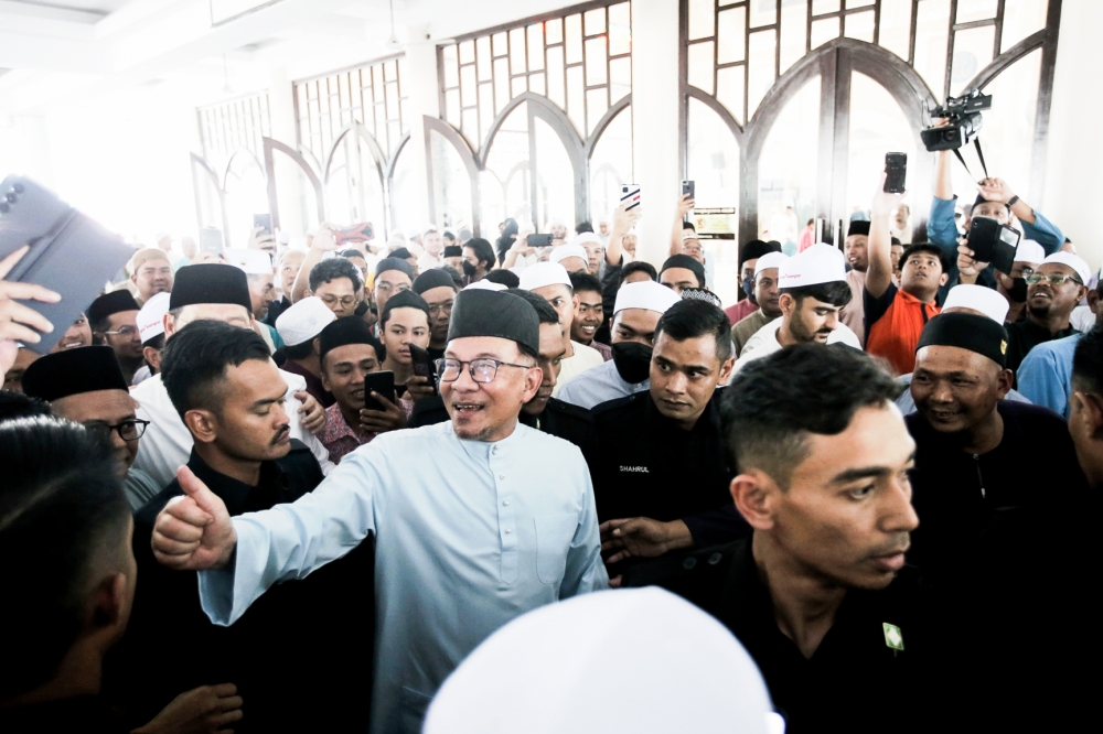 Prime Minister Datuk Seri Anwar Ibrahim arrives to perform Friday prayers at Jamiul Ehsan Mosque in Kampung Kubu Gajah, Sungai Buloh April 28, 2023. — Picture by Ahmad Zamzahuri 