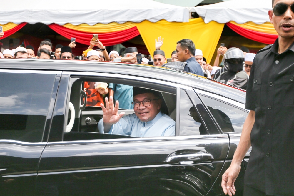 Prime Minister Datuk Seri Anwar Ibrahim arrives to perform Friday prayers at Jamiul Ehsan Mosque in Kampung Kubu Gajah, Sungai Buloh April 28, 2023. — Picture by Ahmad Zamzahuri