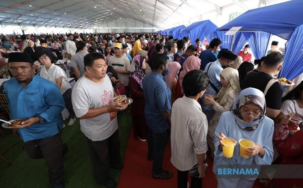 The Prime Minister’s Department said that the federal government is only involved in organising the 2023 Malaysia Madani Open House with the Prime Minister in Kedah, Kelantan and Terengganu. — Picture via Twitter/Bernama