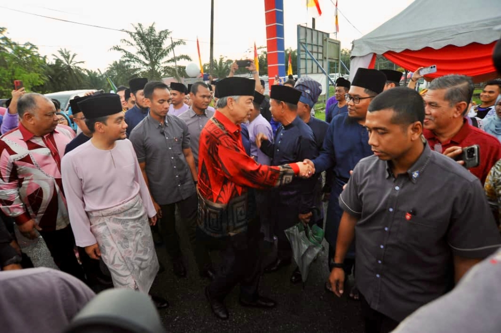 Umno president Datuk Seri Ahmad Zahid Hamidi (centre) arrives at the Pontian Umno division Hari Raya Aidilfitri Open House at the Kompleks Muafakat Benut in Pontian April 28, 2023. — Pictures by Ben Tan