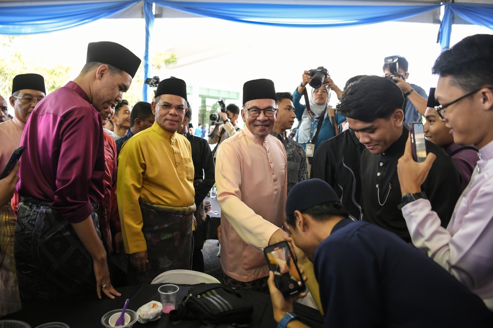 Prime Minister Datuk Seri Anwar Ibrahim greets guests at the Malaysia Madani Aidilfitri open house in Alor Setar April 29, 2023. ― Bernama pic