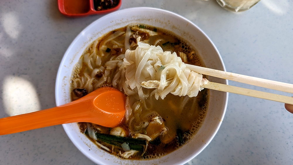 The ‘hor fun’ isn’t as smooth as what you get in Ipoh, but it’s still a good bowl of ‘kai si hor fun.’