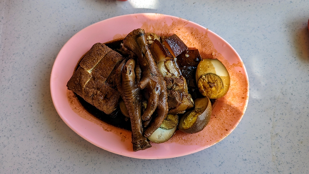 A real standout: the braised pork, eggs, chicken feet and beancurd here are brilliant, this is a must have!