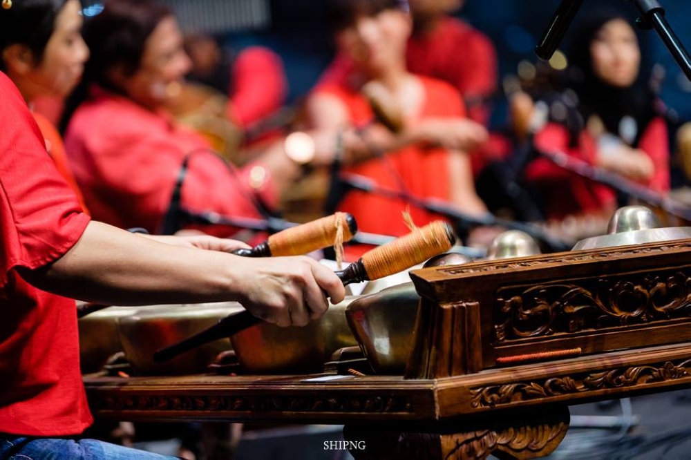 了解屡获殊荣的马来西亚“gamelan”乐队 Rhythm in Bronze 如何编织音乐……